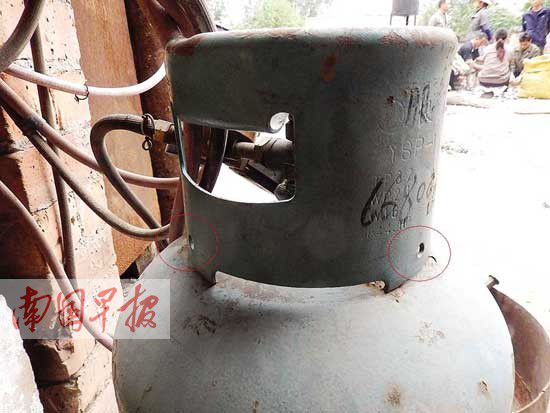 如果市民換裝的鋼瓶護罩上出現(xiàn)類似小孔（紅色圓圈處），很可能就是翻新后的“螺絲瓶”，應立即停用。