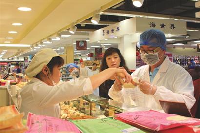 昨日，記者從嶗山區(qū)食藥監(jiān)局獲悉，為提高流通環(huán)節(jié)的食品安全質(zhì)量，嶗山區(qū)在全區(qū)大型商超開展了引入第三方檢測服務(wù)工作，引導(dǎo)大型商超自行出資、主動(dòng)加強(qiáng)自律性抽驗(yàn)。